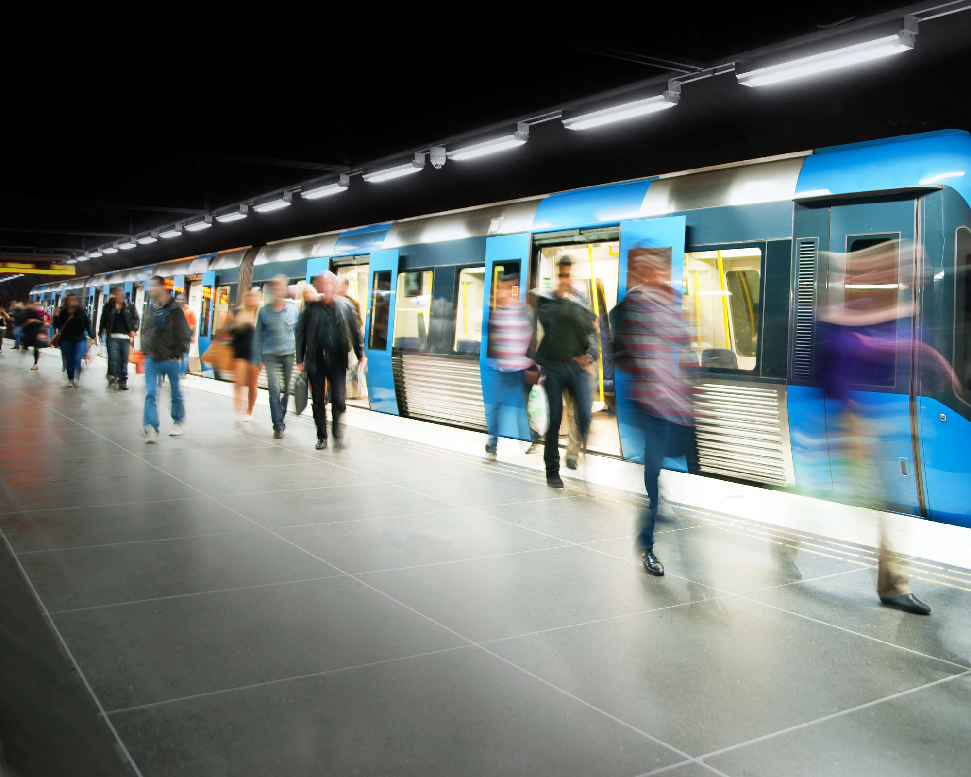 Stazione della metro piena di persone